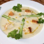 Zupa krem ze szparagów na talerzu