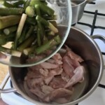 części kurczaka w garnku