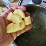 ziemniaki pokrojone w kostkę na dłoni