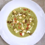 Zupa szparagowa na wywarze drobiowym na talerzu