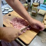 mięso drobno siekane dużym nożem