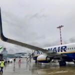 samolot Ryanair na płycie lotniska