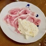 szynka gotowana w plastrach na talerzu