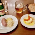 kiełbaska z wody na talerzu