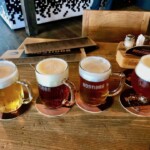 kilku kufli z piwem Praga