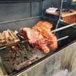 na rożnie piecze się szynka w Pradze