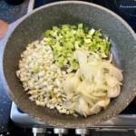 na patelni smażą się pokrojone drobno warzywa