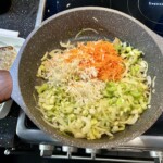 na patelni smażą się pokrojone drobno warzywa