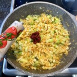 na patelni smażą się pokrojone drobno warzywa