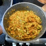 na patelni duszą się pokrojone drobno warzywa