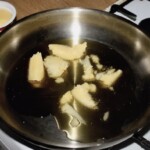masło klarowane topi się na patelni