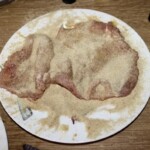Wiener Schnitzel panieruje się w bułce tartej
