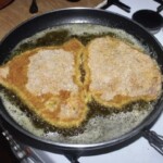 Wiener Schnitzel smażą się na patelni