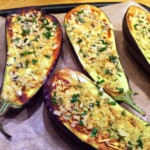 bakłażan pieczony z mozzarellą i chilli w trakcie przygotowania