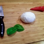 kulka mozzarella, listki świeżej bazylii oraz papryczka chilli