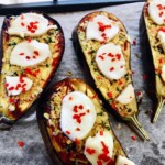 bakłażan pieczony z mozzarellą i chilli w trakcie przygotowania