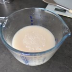 zaczyn na chleb w dużej szklanej misce