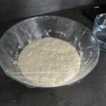 focaccia wyrasta w szklanej misce