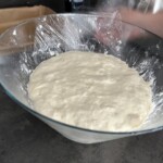 focaccia wyrasta w szklanej misce