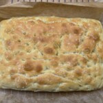 focaccia po upieczeniu