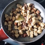grzanki do zupy na boczku smażą się na patelni