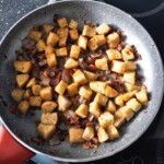 grzanki do zupy na boczku smażą się na patelni