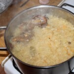 kwaśnica góralska gotuje się w garnku