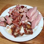 ugotowane wędzone żeberka studzą się na dużym talerzu