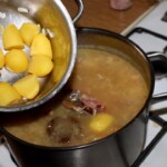 kwaśnica góralska gotuje się w garnku