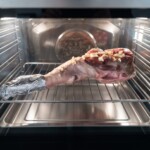 łopatka wieprzowa noga prosięcia w trakcie pieczenia