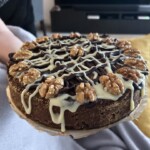 makowiec japoński ozdobiony orzechami włoskimi i lukrem