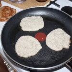 naleśniki żytnie smażą się na dużej patelni
