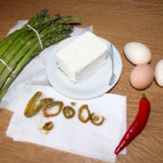 składniki na omlet ze szparagami zielonymi i serem bryndza lub feta