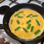omlet ze szparagami i bryndzą smaży się na patelni