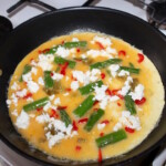 omlet ze szparagami i bryndzą smaży się na patelni