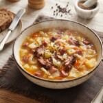 parzybroda zupa z białej kapusty podana na talerzu