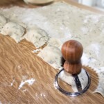 pierogi z dorszem i speckiem w trakcie przygotowania