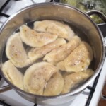 pierogi z kaszą gryczaną i serem pleśniowym gotują się w wodzie w garnku