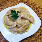 pierogi z kaszą gryczaną i serem pleśniowym podane na talerzu