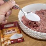 pljeskavica z serem w trakcie przygotowania