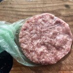 pljeskavica z serem w trakcie przygotowania