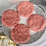 pljeskavica z serem gotowa do grillowania