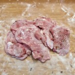 polędwiczka wieprzowa pokrojona w plastry, rozbita delikatnie tłuczkiem, przyprawia i obsypana mąką
