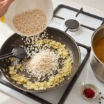 risotto alla milanese w trakcie przygotowania