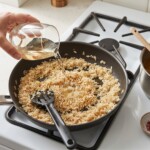 risotto alla milanese w trakcie przygotowania