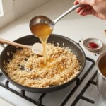 risotto alla milanese przygotowywane jest na patelni