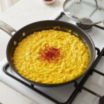 risotto alla milanese przygotowywane jest na patelni