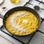 risotto alla milanese przygotowywane jest na patelni