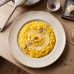 risotto alla milanese podane na głębokim talerzu