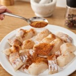 kawałki dorsza posypywane są przyprawą "chińskie pięć smaków"